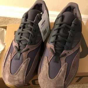 yeezy 700 mauve size 12